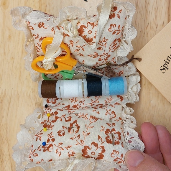 Vintage Mini Sewing kit Floral Lace - Picture 3 of 4